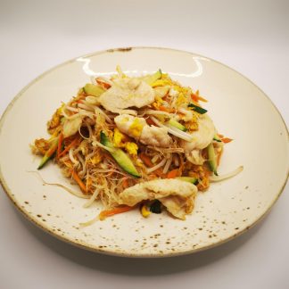 Spaghetti di riso saltati con pollo e verdure