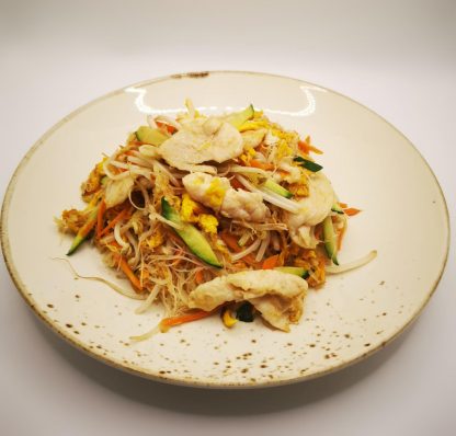 Spaghetti di riso saltati con pollo e verdure