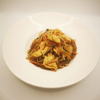 Spaghetti di soia con pollo e verdure